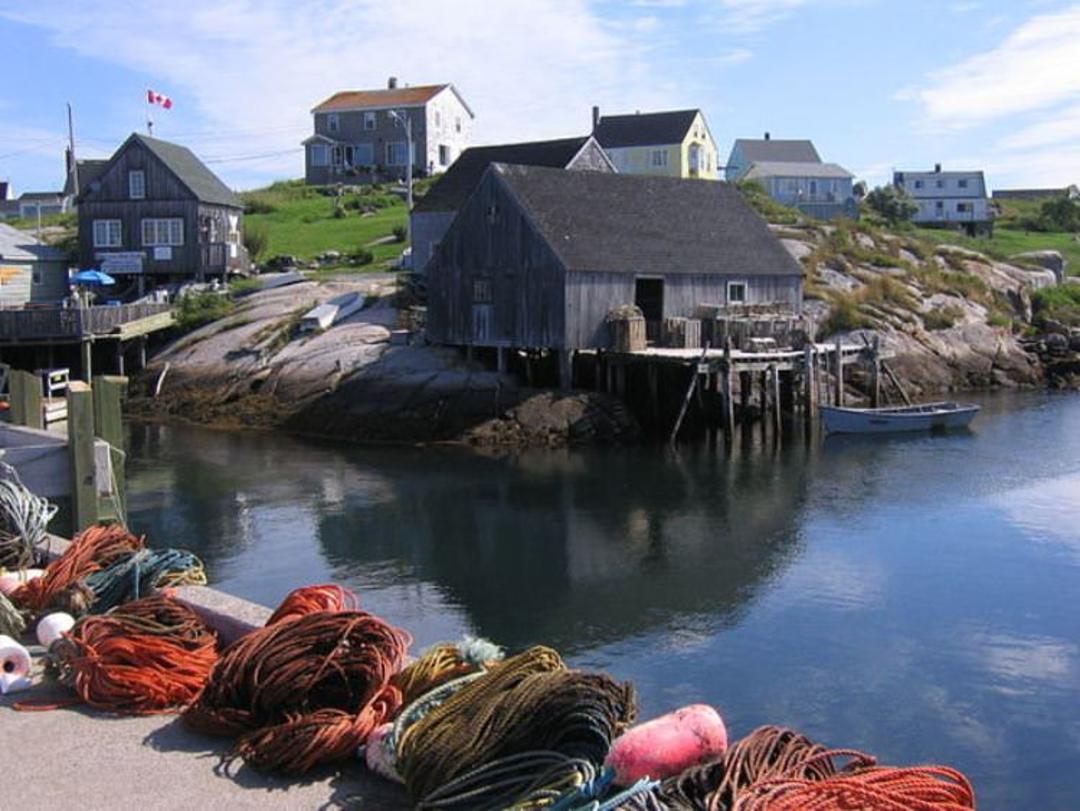 2015-08-peggys_cove_harbour_01
