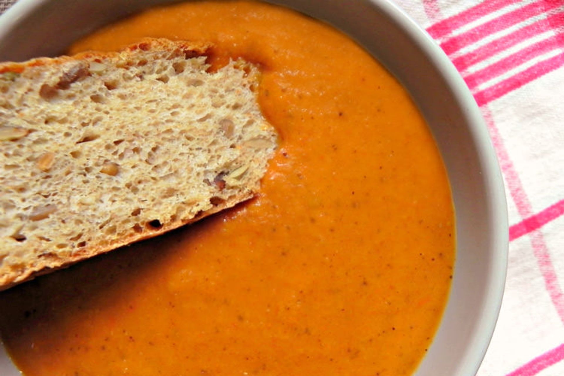 2015-08-roasted-tomato-soup-with-dipping-bread-2