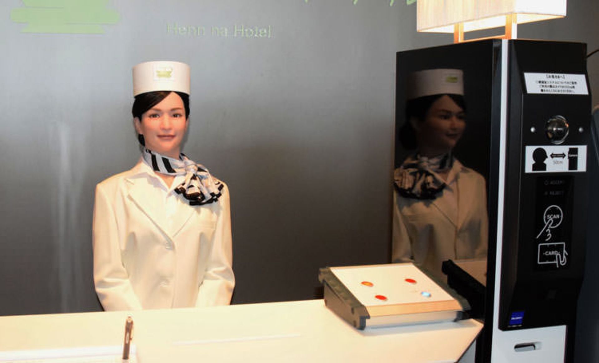2015-08-robot_hotel_japan1