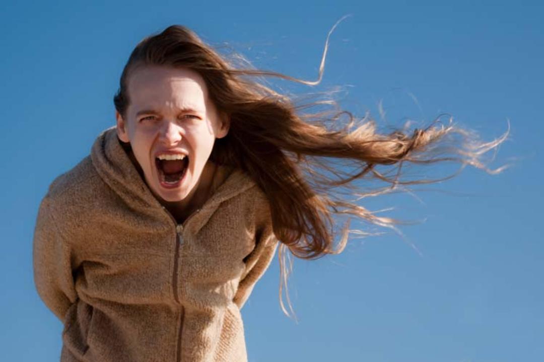 2015-08-screaming-woman