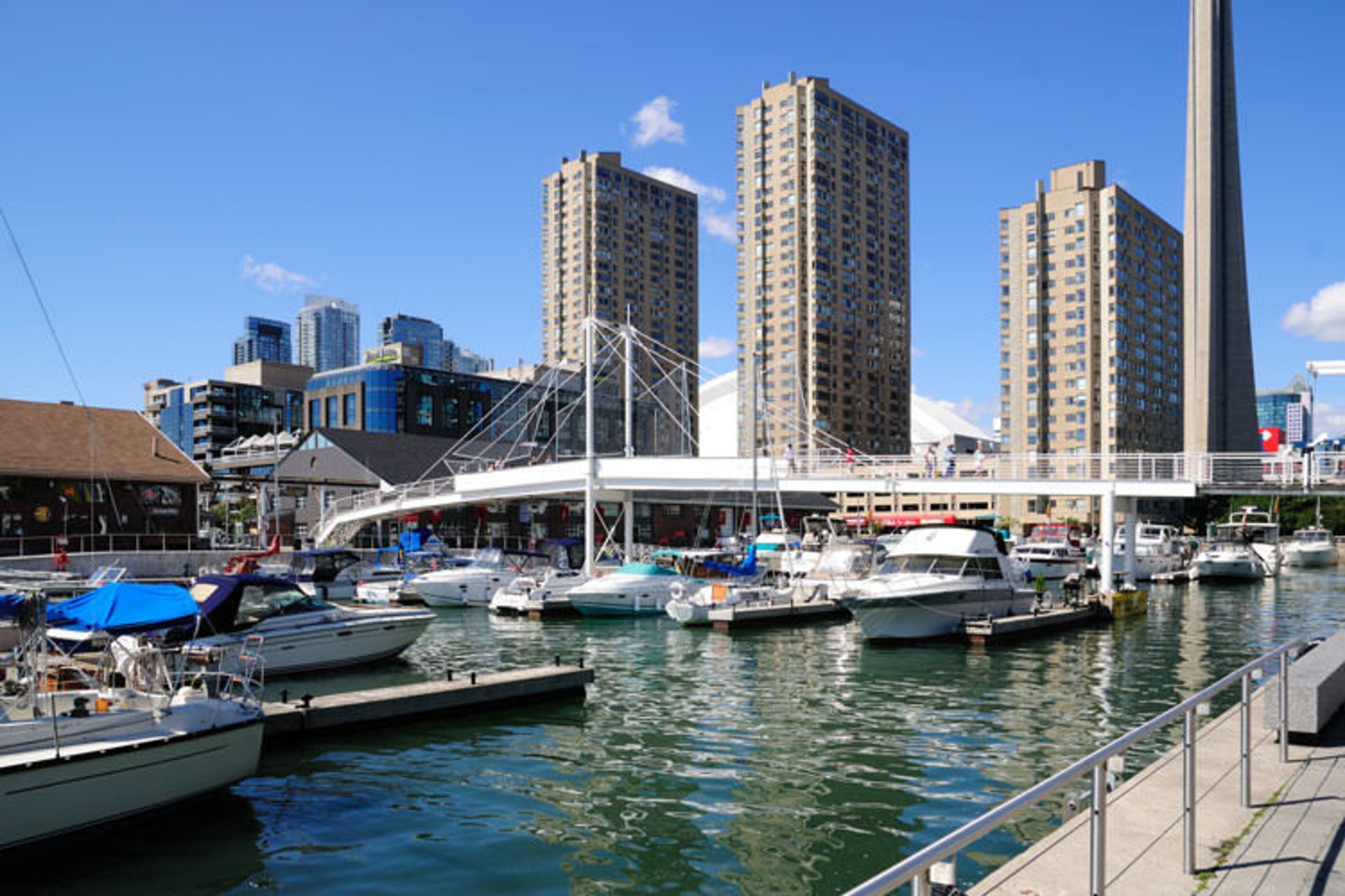 2015-08-toronto_-_on_-_toronto_harbourfront_-_amsterdam_bridge