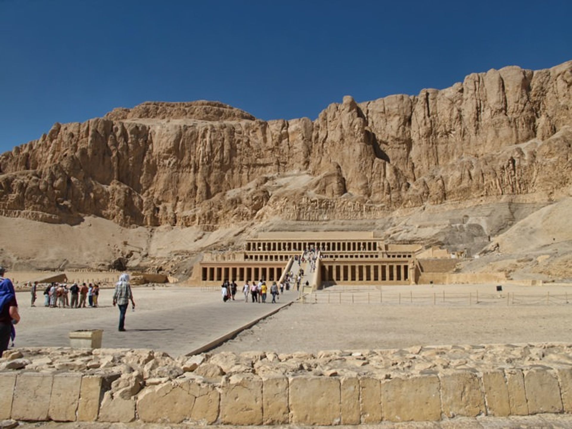 2015-09-20111106_egypt_0879_thebes_deir_el-bahri