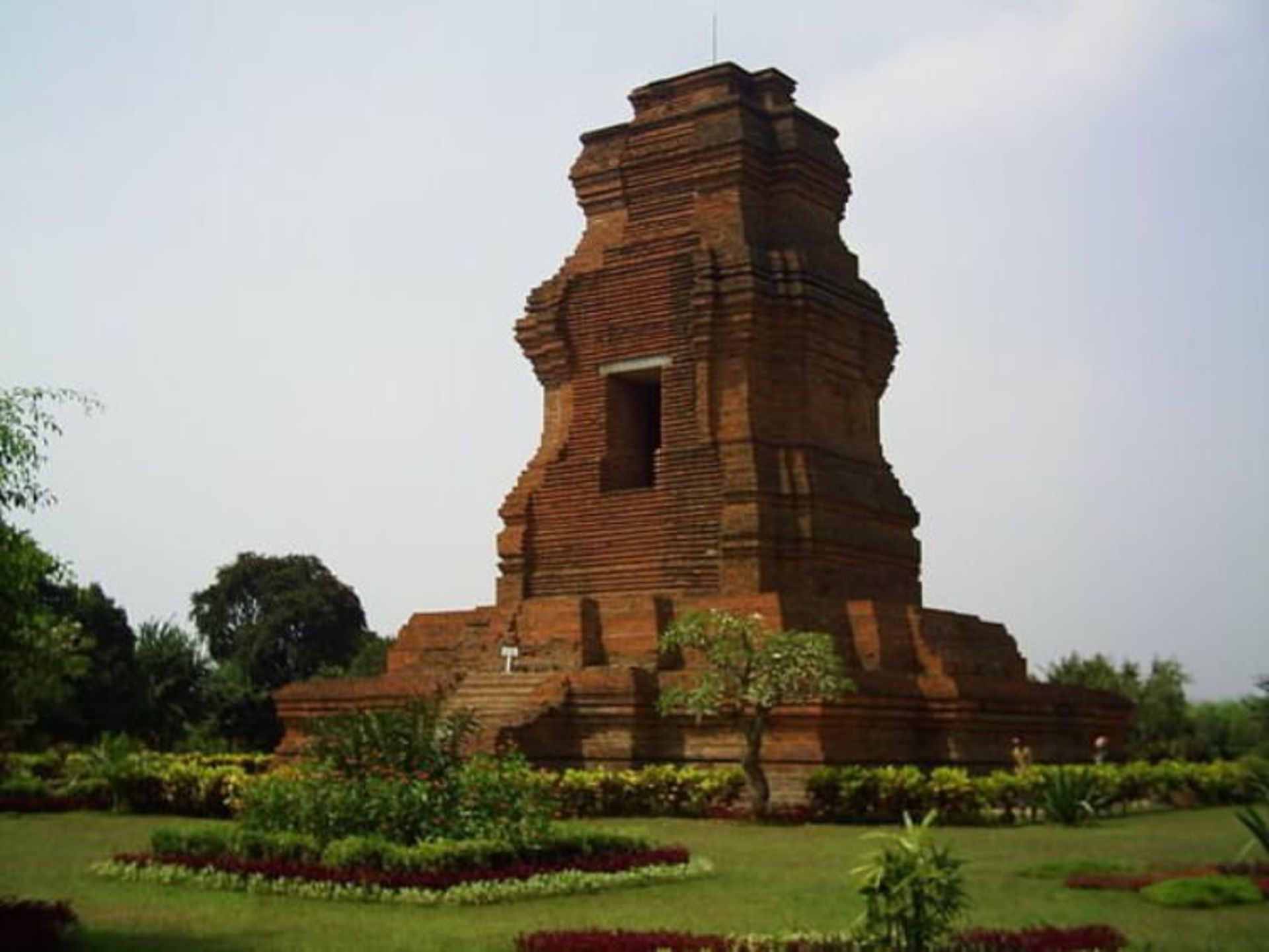 2015-09-2827311-majapahit-hindu-temple-trowulan-1