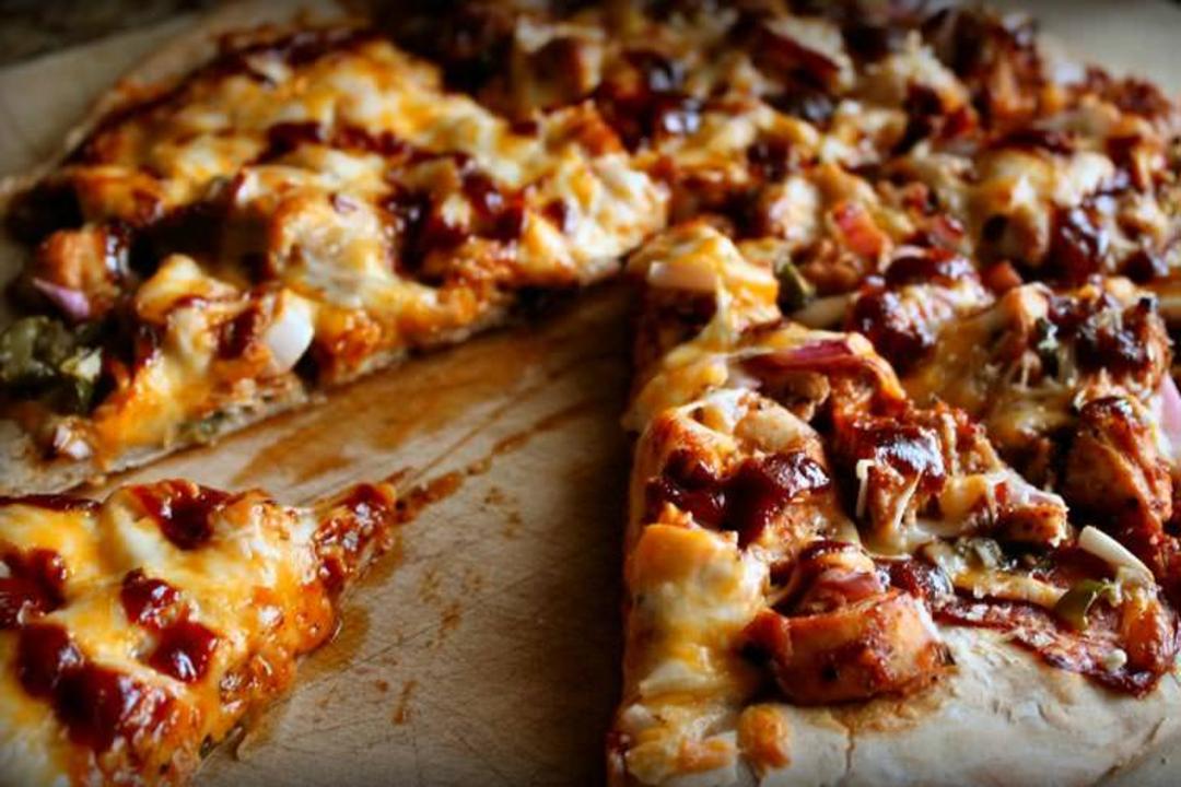 2015-09-543131fe0727ebbq_chicken_pizza