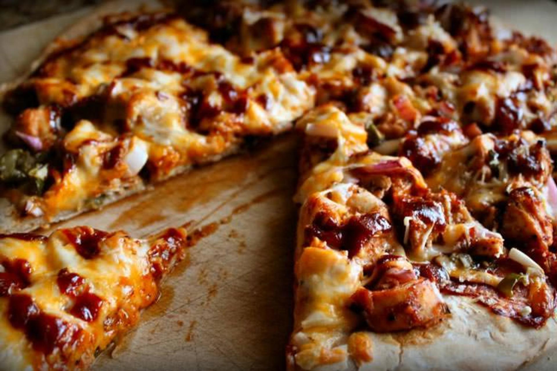2015-09-543131fe0727ebbq_chicken_pizza