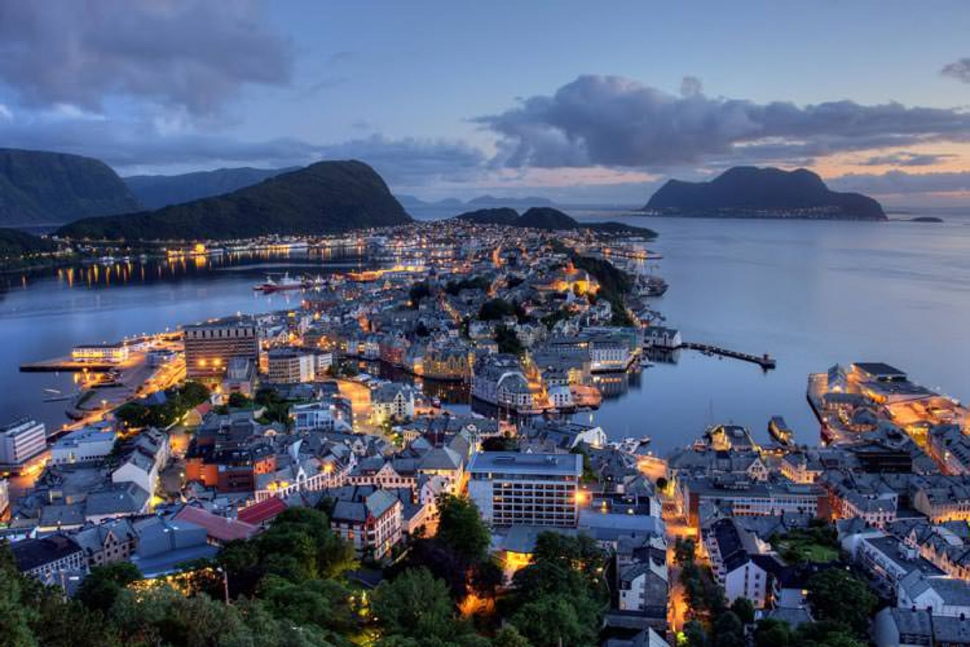 2015-09-alesund-town-norway-jpg