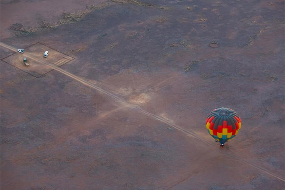 2015-09-balloon-over-namibias-namib-desert