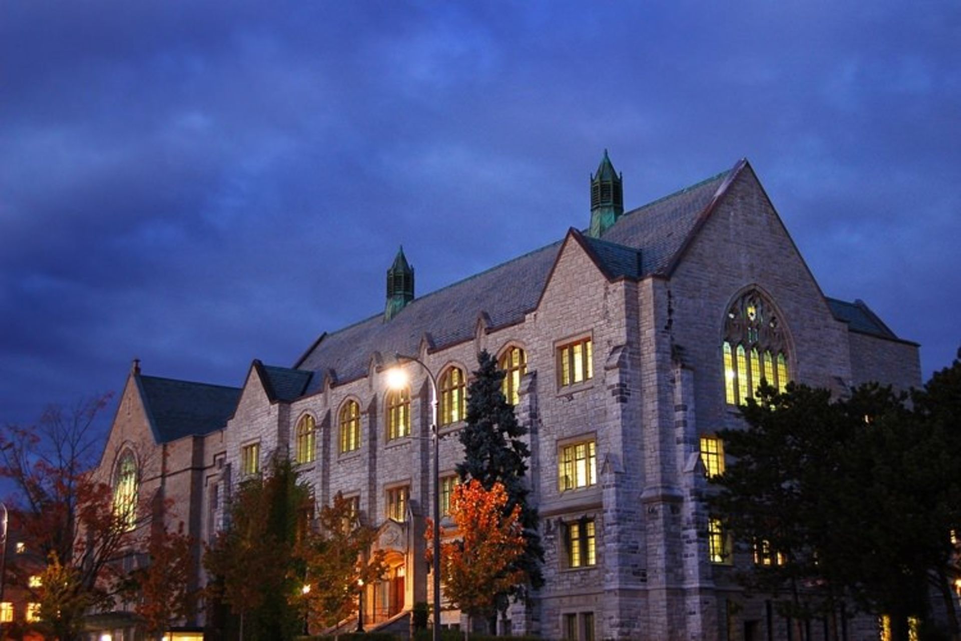 2015-09-douglas_library_at_dusk_queens_university_kingston_canada