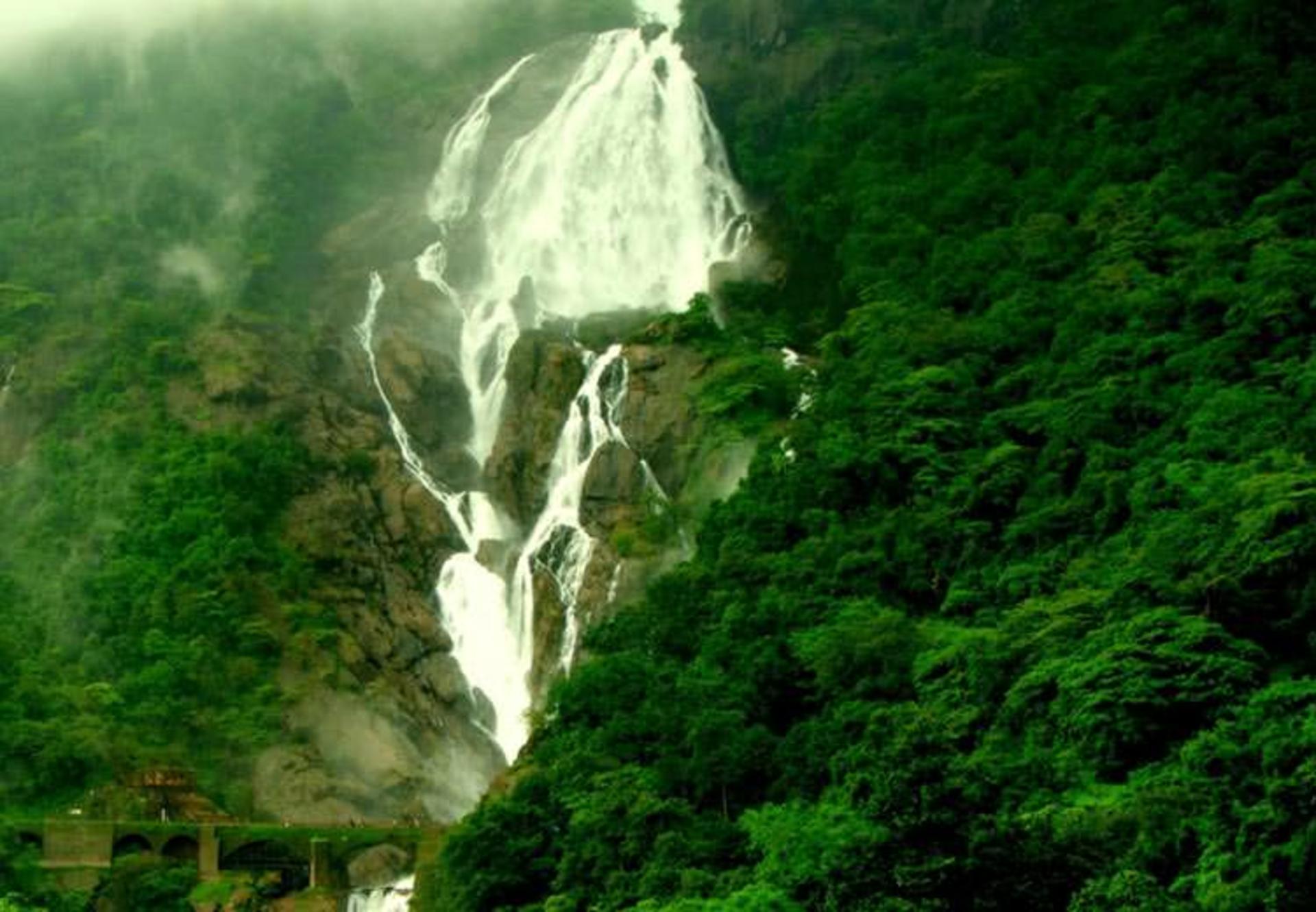 2015-09-dudhsagar-falls-2
