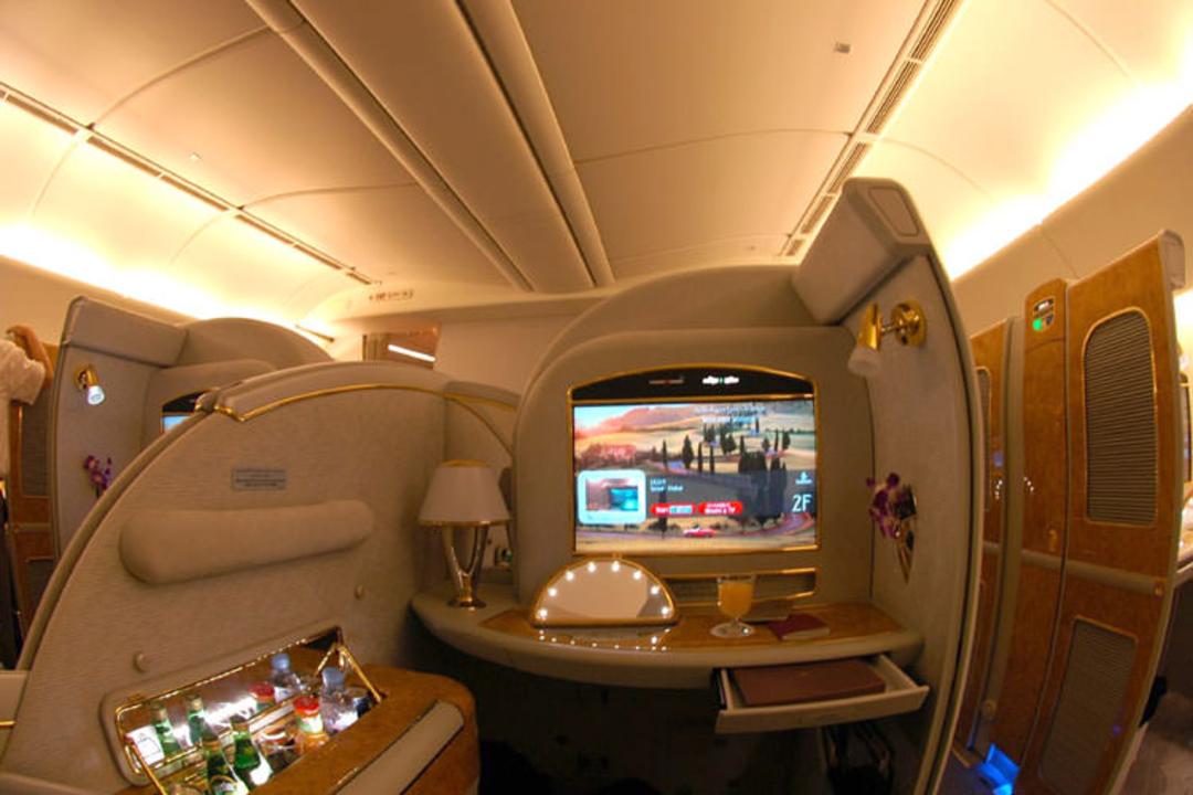 2015-09-emirates_boeing_777-200lr_first_class_suite