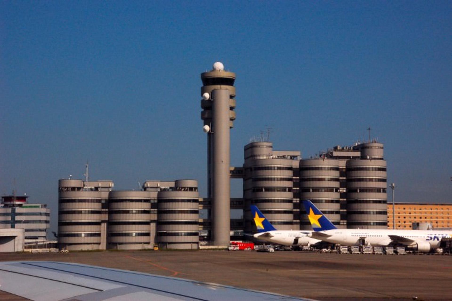 2015-09-hnd_airport_office_building_1