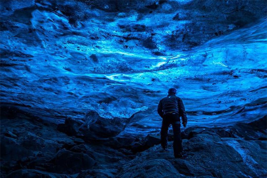 2015-09-ice-caves-of-iceland-majestic-contrasts