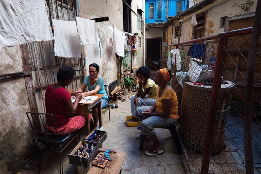 2015-09-ladies-doing-their-nails-outside-their-home1