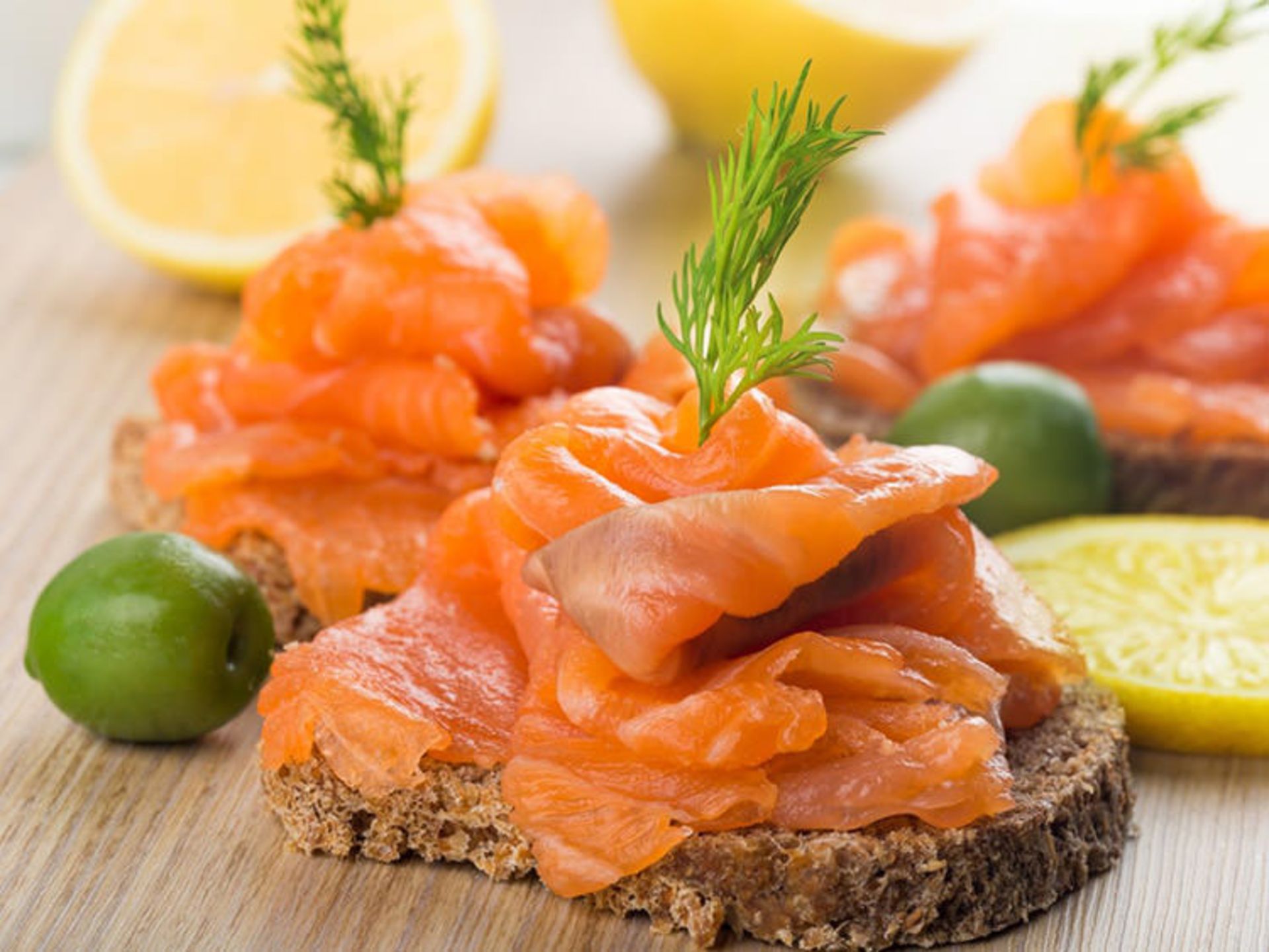 Smoked-salmon-on-brown-bread