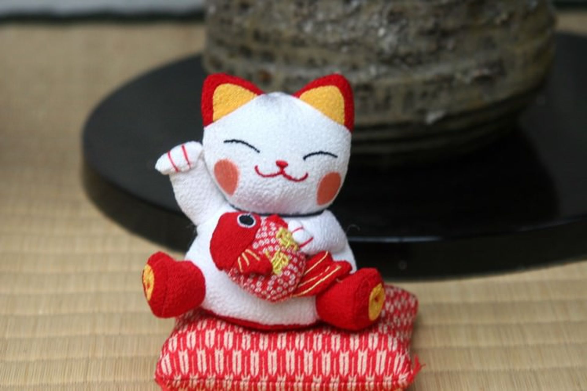 2015-09-stuffed_maneki_neko_by_oimax_in_ginza_tokyo