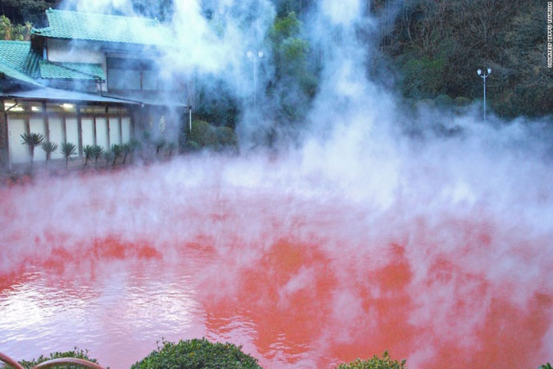 2015-10-140131171532-beppu-chinoike-jigoku-blood-pond-hell-2-horizontal-large-gallery