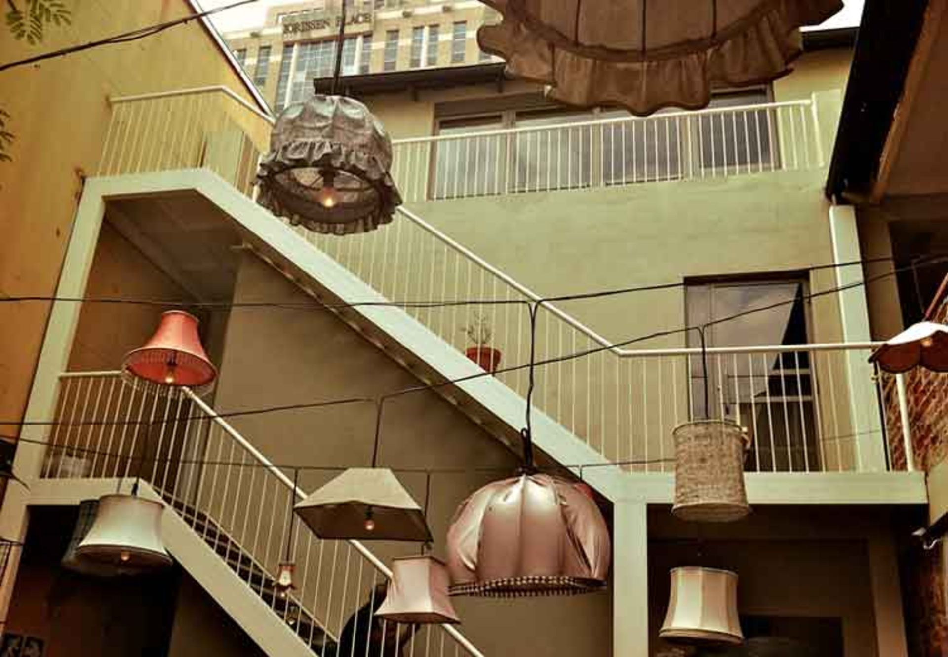 قدم زدن در Maboneng Precinct