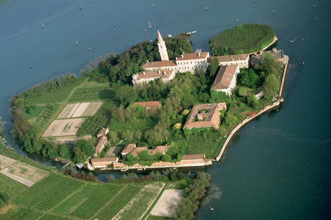 2015-10-53daa5f36dec627b149f8d8d_poveglia-for-sale