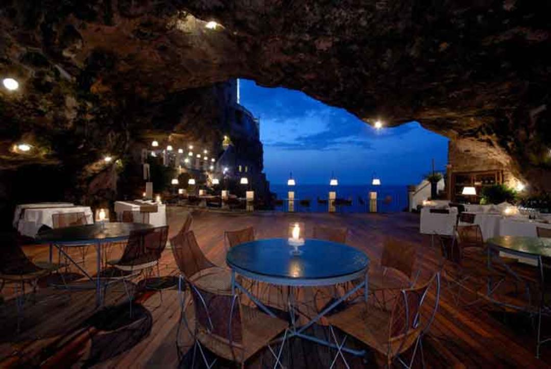رستوران Grotta Palazzese - ایتالیا، داخل غار با منظره دریا