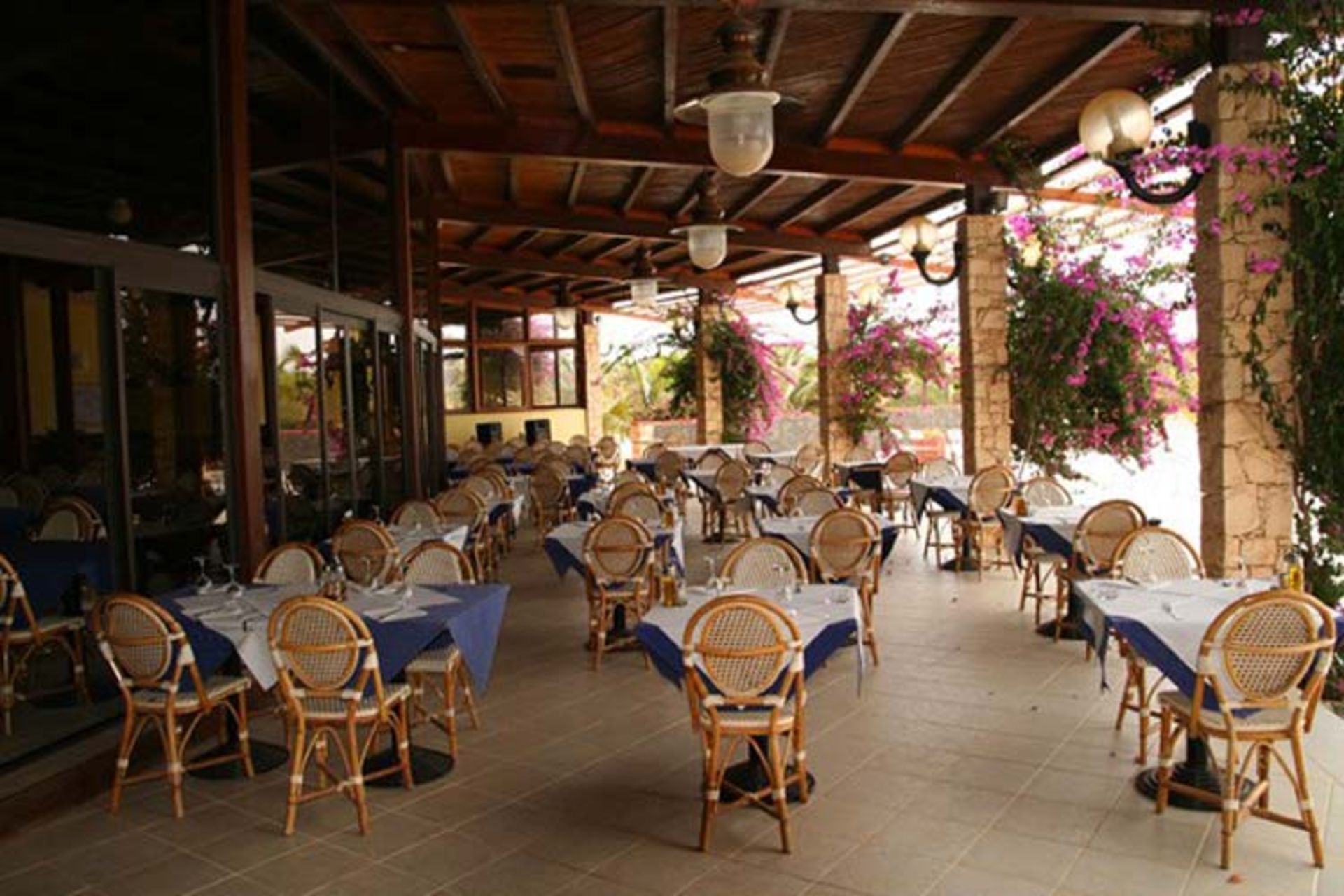2015-10-africa_cape_verde_boa_vista_chaves_bay-cruz_bay_pargua_das_dunas_hotel_bar_and_restaurant2_1_60f2e63b0f49e809ef8d527d4f2f44a8_600x400