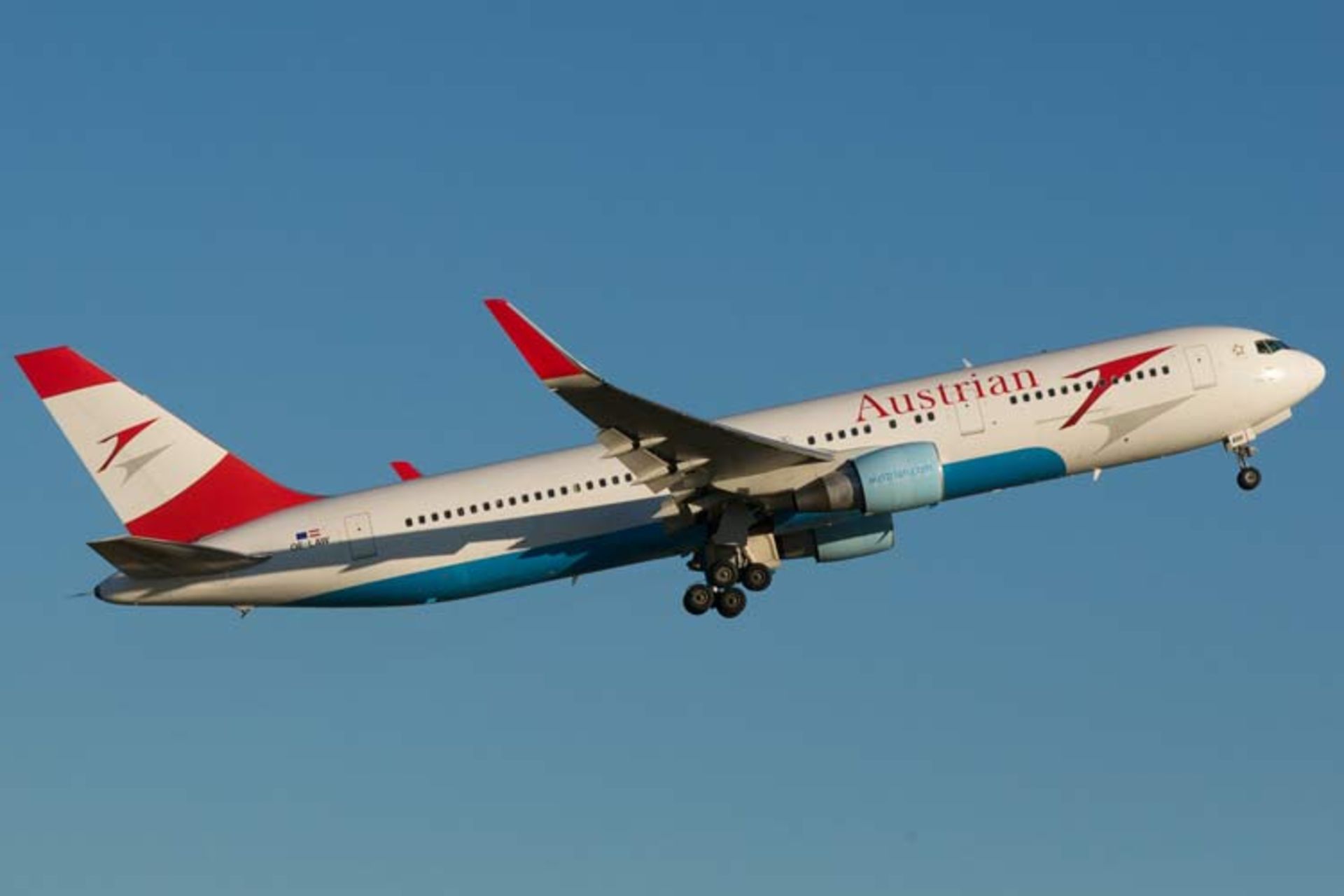 2015-10-austrian_airlines_oe-law_6138515234