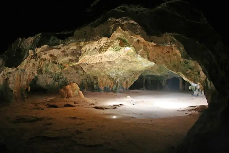 2015-10-cave-87328740
