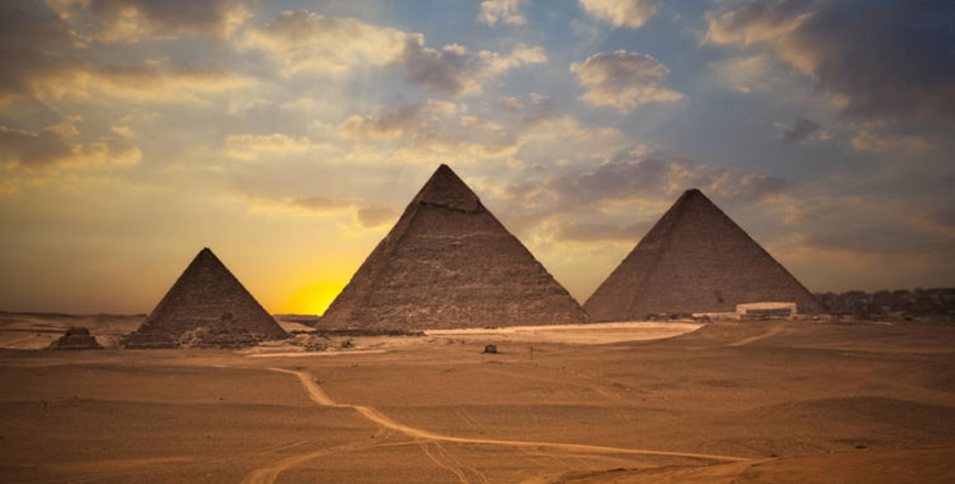 2015-10-giza-pyramid-1