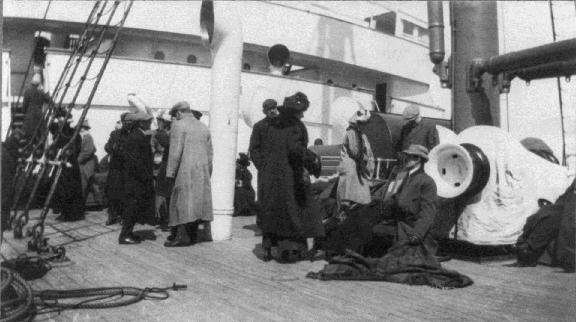 2015-10-groups_of_titanic_survivors_aboard_rescue_ship_carpathia