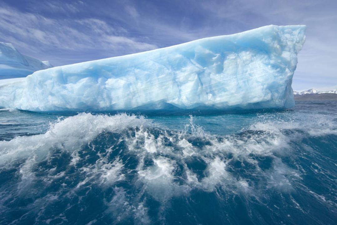 2015-10-iceberg-in-the-sea
