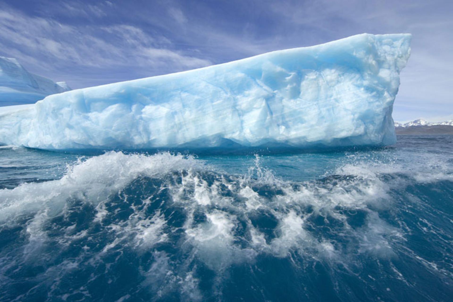 2015-10-iceberg-in-the-sea