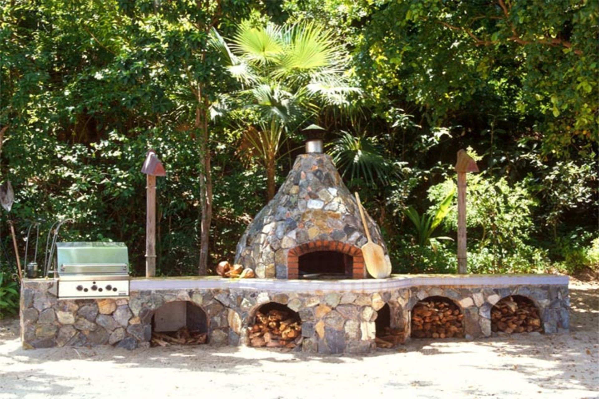 2015-10-in-addition-to-the-indoor-kitchen-theres-an-extra-outdoor-cooking-area-equipped-with-a-full-sized-barbecue-grill-and-cooktop