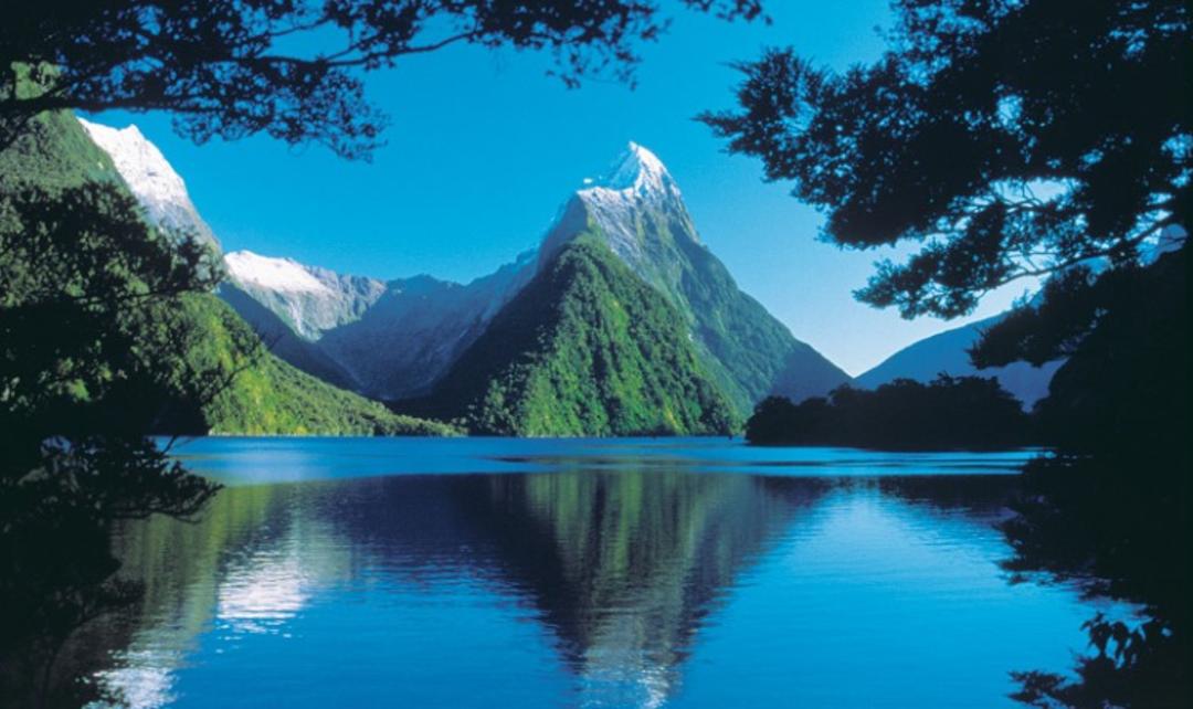 2015-10-new-zealand_south-island_milford-sound-lake-and-mountains_apt_2065_llr
