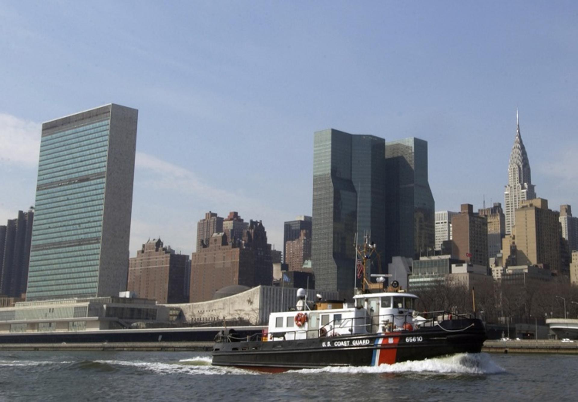 2015-10-new_york_city_midtown_from_the_east_river_un12121212