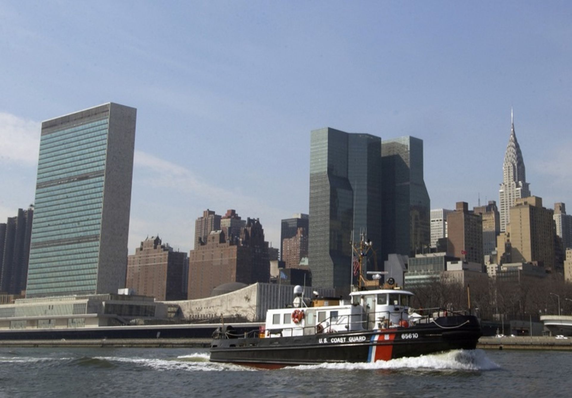 2015-10-new_york_city_midtown_from_the_east_river_un12121212