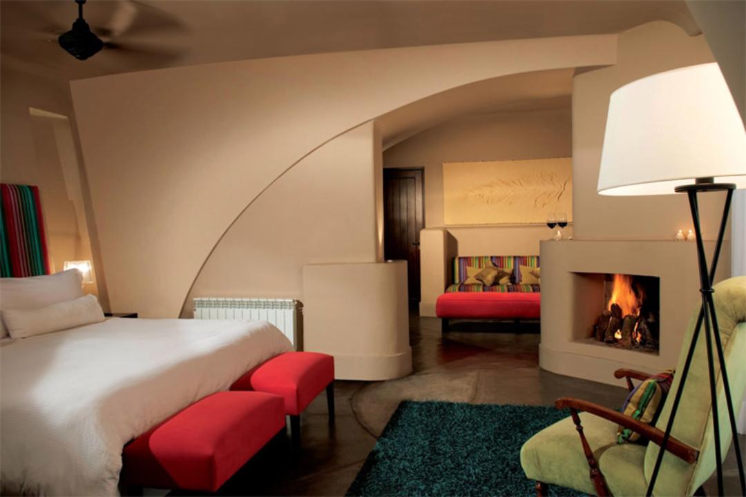 2015-10-original_cavas_wine_lodge_3