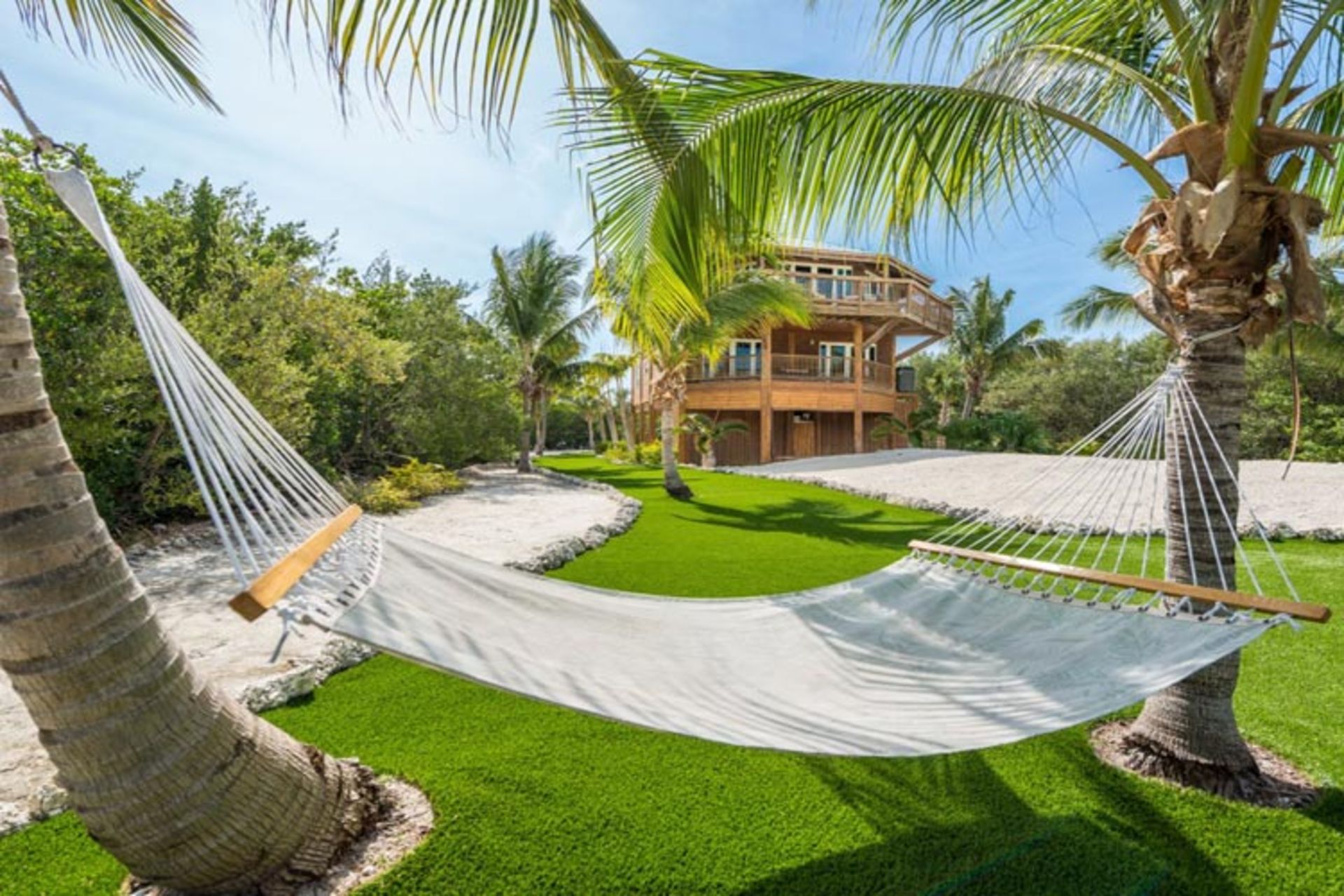 2015-10-other-notable-amenities-include-on-site-massage-services-a-private-dock-and-a-rooftop-observation-deck-ideal-for-sunrises-and-sunsets