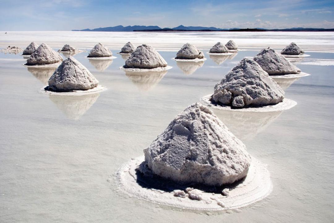 2015-10-piles_of_salt_salar_de_uyuni_bolivia_luca_galuzzi_2006_a
