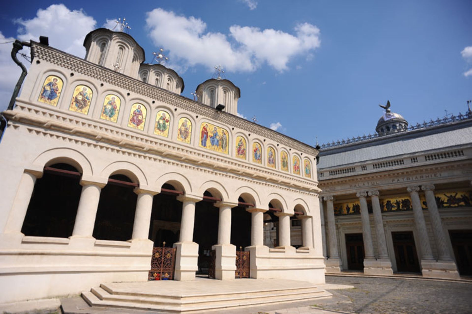 2015-10-romanian_patriarchal_cathedral_the_patriarchal_palace._bucharest_roamnia_southeastern_europe