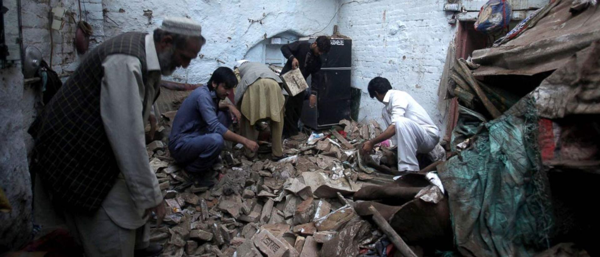 2015-10-rt_peshawar_earthquake_cf_151027_12x5_1600