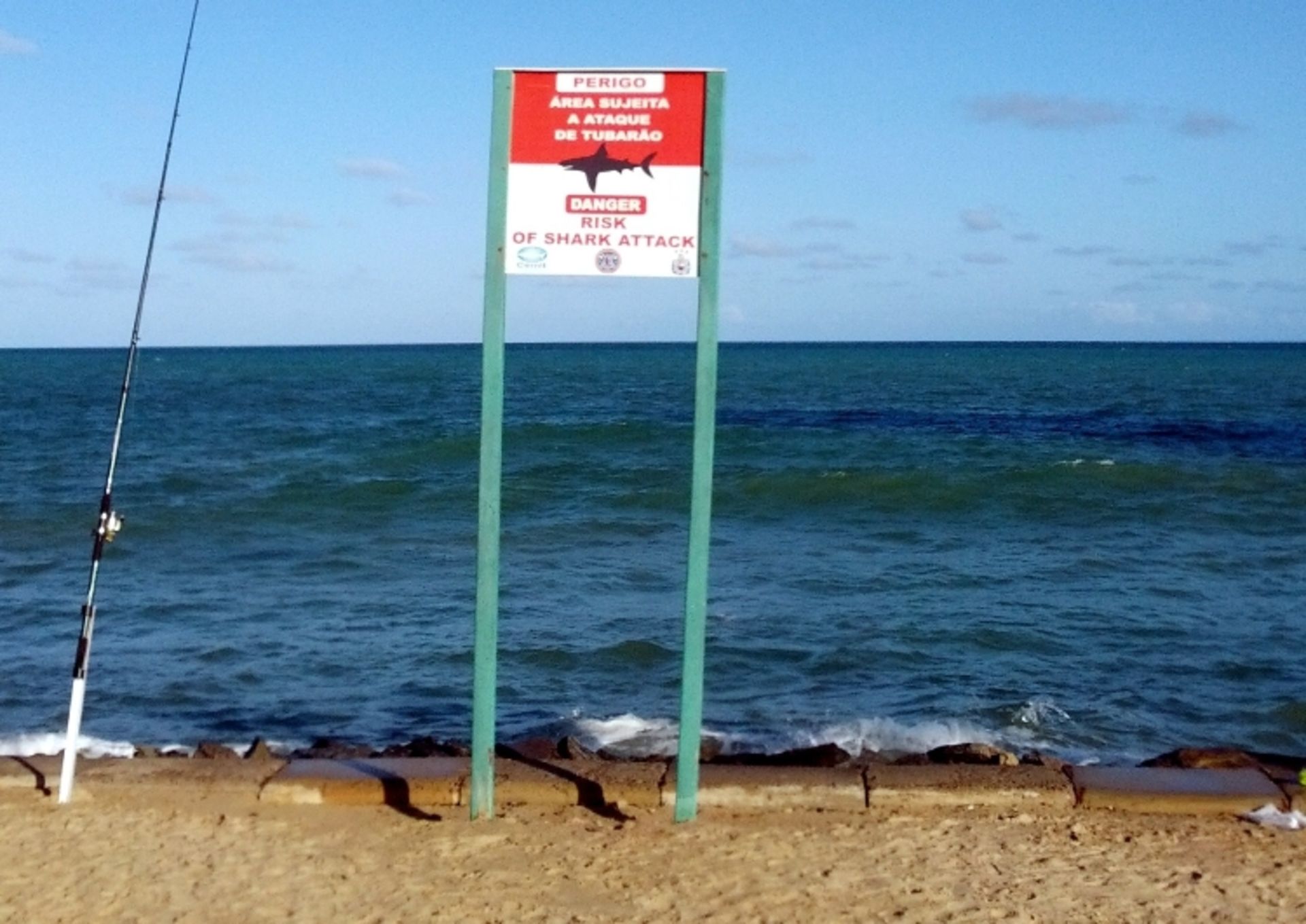 2015-10-sign_warning_of_shark_attacks_at_boa_viagem_beach_in_recife_brazil3
