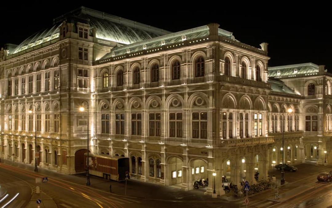2015-10-state-opera-vienna-night-backside