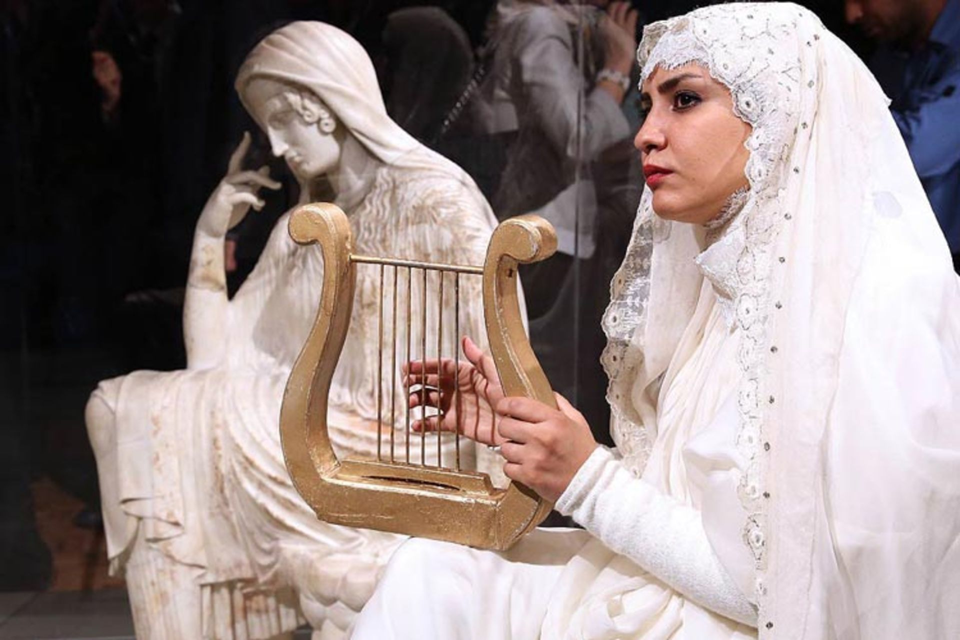 2015-10-statues-of-penelope-showcased-national-museum-of-iran8888-3
