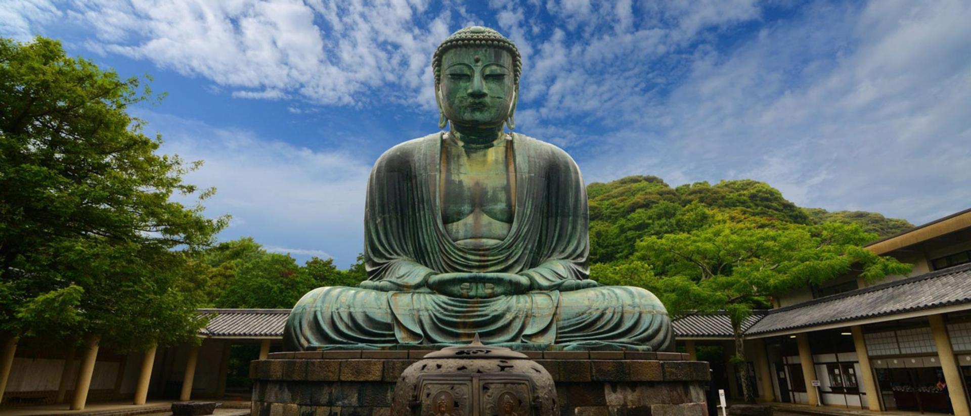 2015-10-the-great-buddha-daibutsu-on-the-grounds-of-kotokuin-temple-in-kamakura-japan-1600x10598798794444
