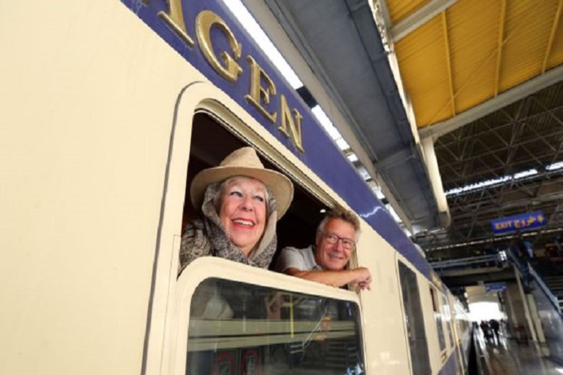 2015-10-tourism-train-iran12