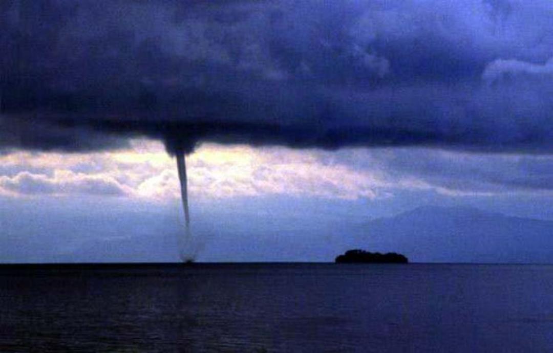 2015-10-waterspout