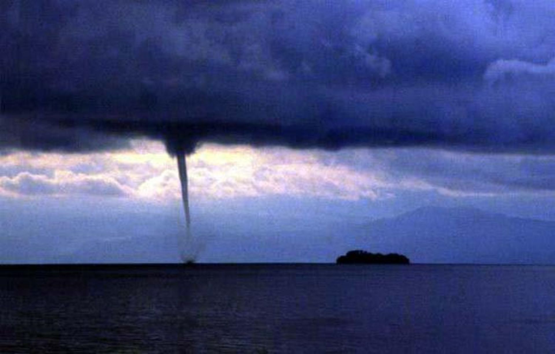 2015-10-waterspout