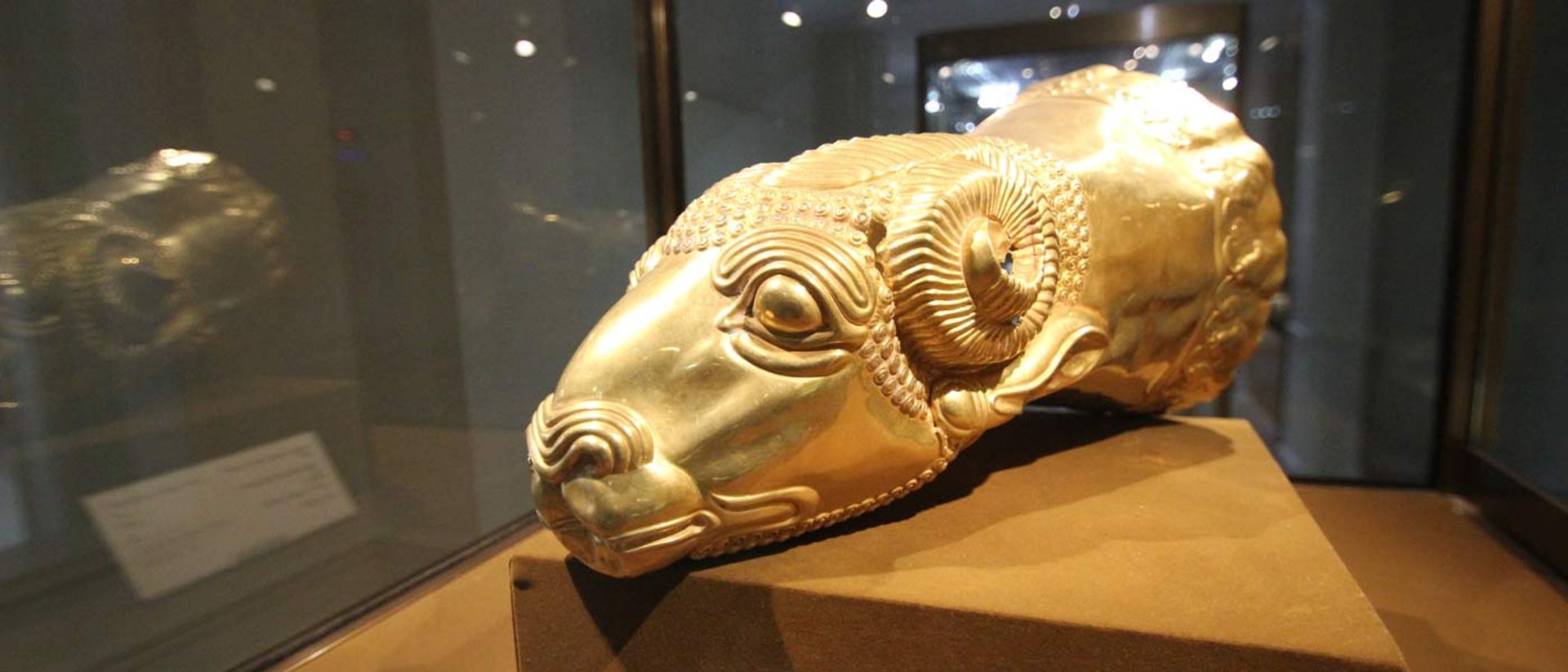 2015-11-2011_reza_abbasi_museum_tehran_6224094314