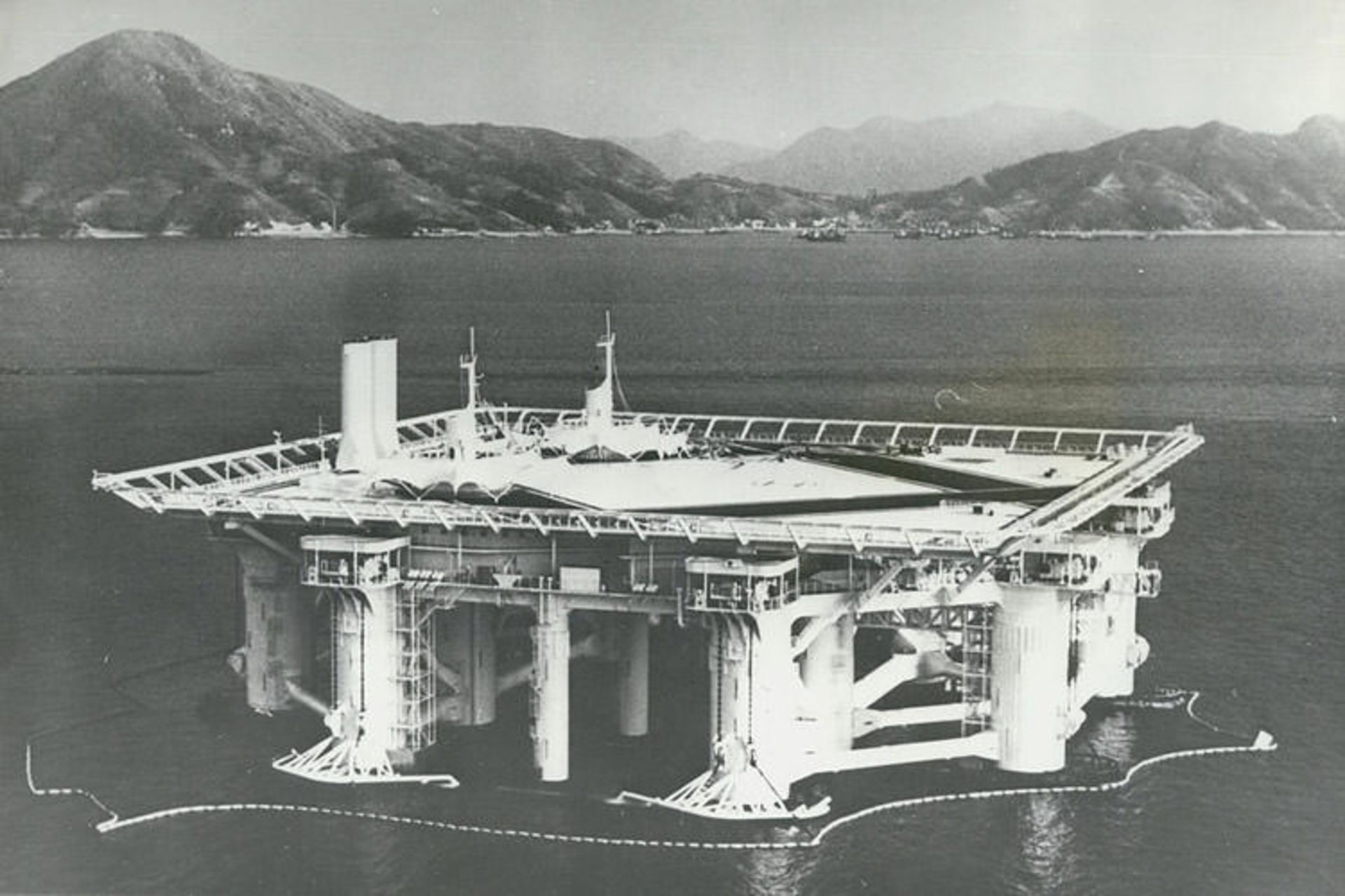 2015-11-aqua-polis-the-floating-city-for-expo-75-in-okinawa-retro-images-archive