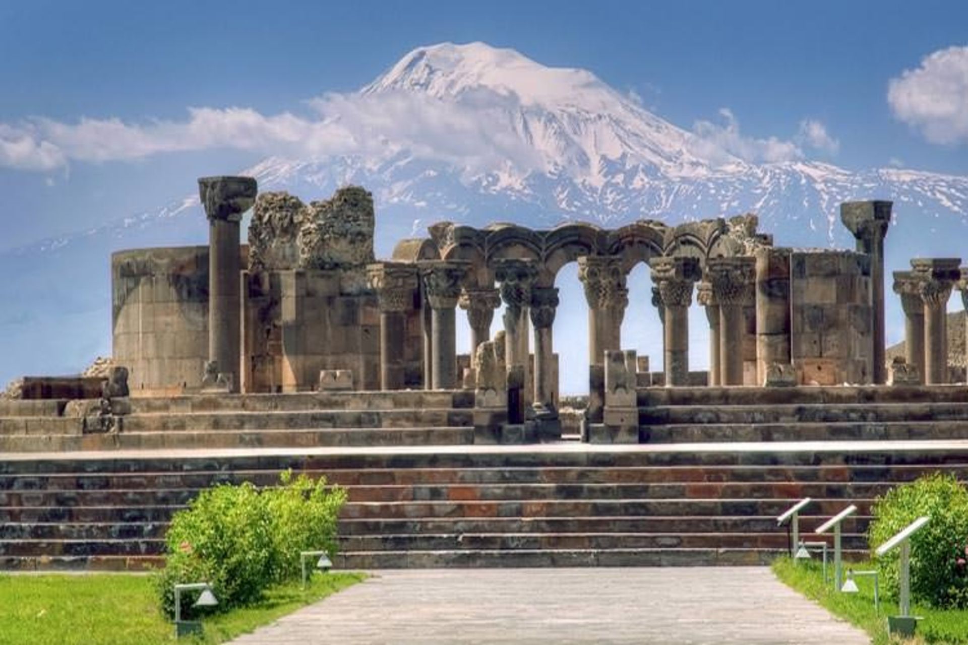 موزه‌های یروان معمولا از ساعت ۹ یا ۱۰ صبح تا ۵ یا ۶ عصر باز هستند