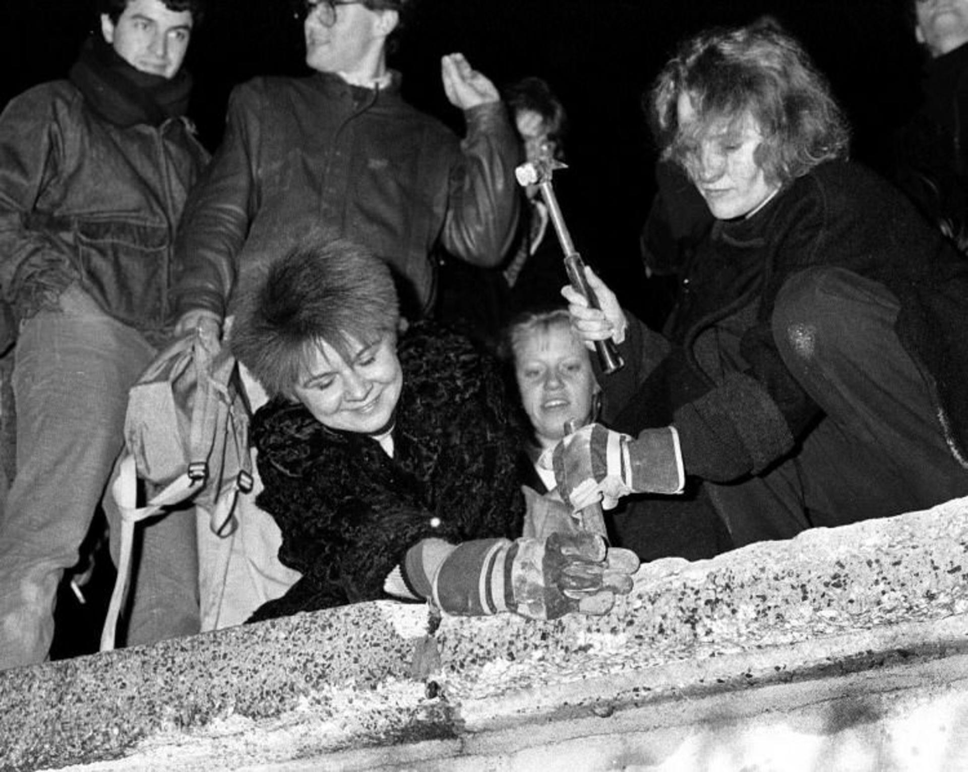 2015-11-berliners-carried-hammers-and-chisels-to-begin-chipping-away-at-the-wall
